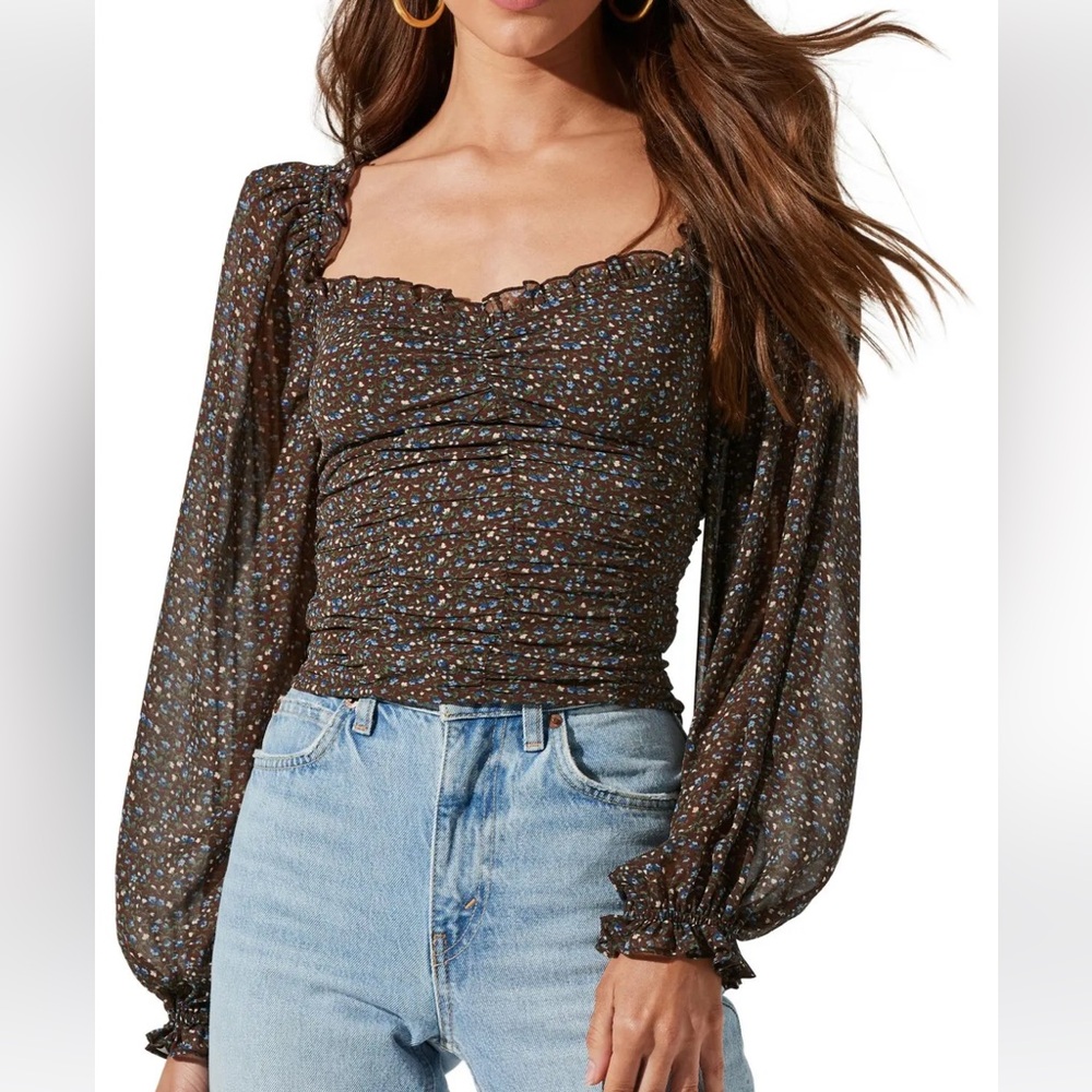 ASTR Sweetheart Neck Long Sleeve Top